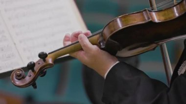 Filarmoni konseri sırasında çalan çellistin eline ayrıntılar