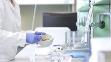 Biyokimyacı laboratuvar, kimya endüstrisinde bir karışımın doğru ağırlığı için ölçeği kullanır.