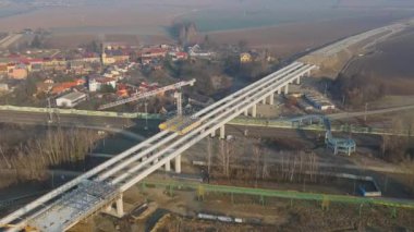 İnşaat işçileri yerleşim alanının yakınına bir otoyol üstgeçidi inşa ediyorlar.