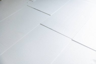 Birbirine kenetlenmiş polistiren çarşaflar etkili bir termal yalıtım sağlayan sürekli bir katman oluşturur.