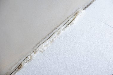 İnşaat sırasında beton zemin ve duvar arasındaki eklemleri yalıtmak ve kapatmak için poliüretan köpük kullanılıyor