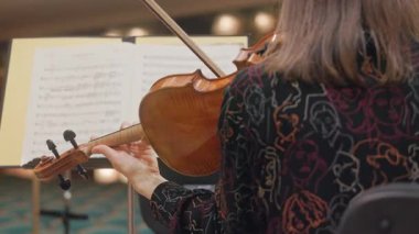 Bir konser sırasında viyola çalan kadın müzisyen
