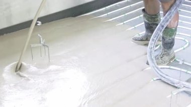 Sıvı beton, zemin altı ısıtma sisteminin üzerine dökülür. Döşeme kurulumu için pürüzsüz, hatta düz bir yüzey oluşturur.