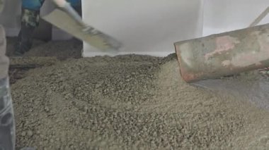 İşçi verimli bir şekilde zemine beton döker ve serer, inşaat ve döşemede gerekli adımları gösterir