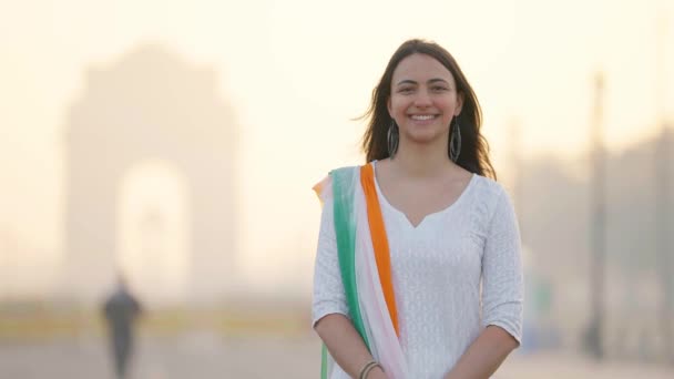 Щаслива Індійська Дівчина Стоїть Традиційному Індійському Вбранні Святкуючи День Республіки — стокове відео