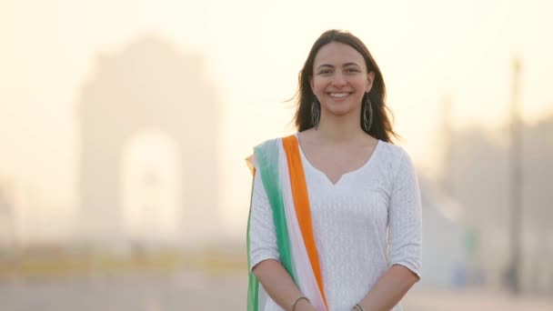 Щаслива Індійська Дівчина Індійському Традиційному Вбранні Який Відзначає День Незалежності — стокове відео