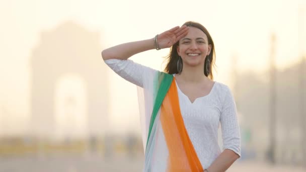 Proud Indian Girl Saluting India Gate Indian Traditional Wear — Stok Video