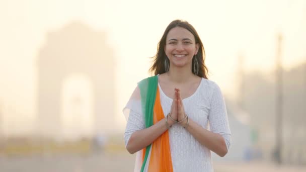 India Girl Greeting Doing Namaste Indian Outfit India Gate — Stock Video