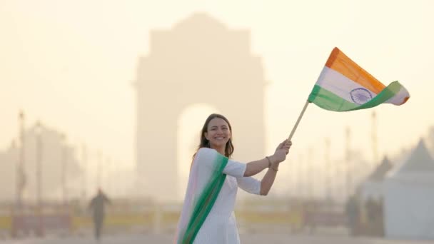インド門での幸せなインド共和国の日のお祝いデリー インドの国旗を掲揚する誇り高いインドの女性 — ストック動画