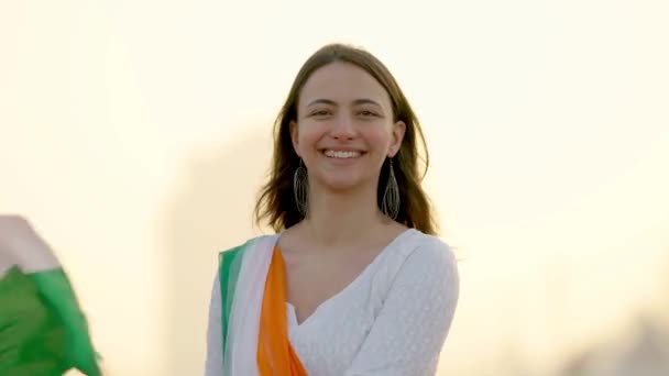 在印度大门口 快乐而快乐的印度女孩自豪而富有同情心地升起了印度国旗 — 图库视频影像