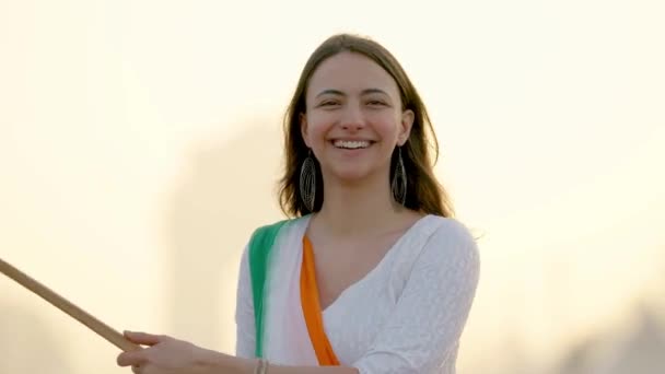 Indian Woman Celebrating Indian Independence Day India Gate Delhi Hoisting — Vídeo de stock