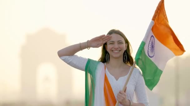 印度首都德里举行的共和国国庆上 骄傲的印度姑娘举着印度国旗向世人致意 — 图库视频影像