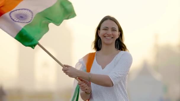 Indian Woman Celebrating Indian Republic Day India Gate Delhi Hoisting — Stockvideo