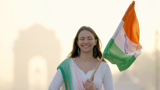 Indian Girl Hoisting Indian Flag Proud Indian Traditional Wear India — 비디오