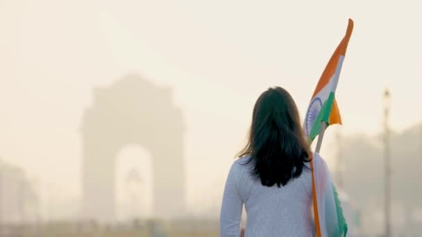印度女孩信心十足地在德里的印度大门口向士兵致意 — 图库视频影像