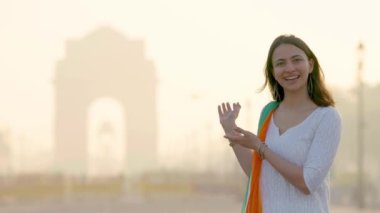 Indian youtuber making videos at India gate in morning in an Indian traditional wear