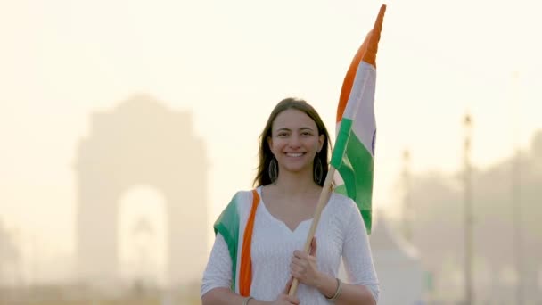 Proud Indian Girl Holding Indian Flag Indian Traditional Outfit Tri — Vídeo de Stock