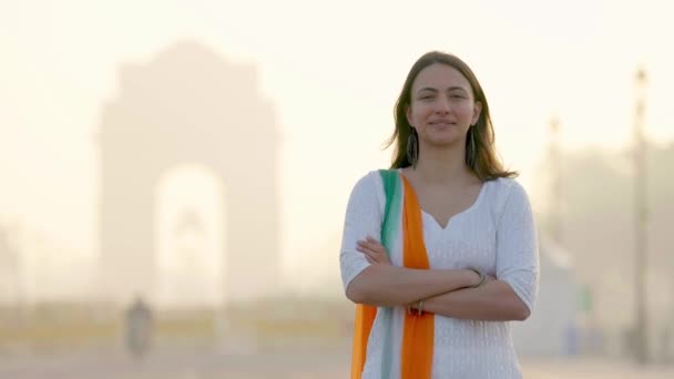 Confident Indian Girl Standing India Gate Crossed Hands Indian Wear — Stock Video