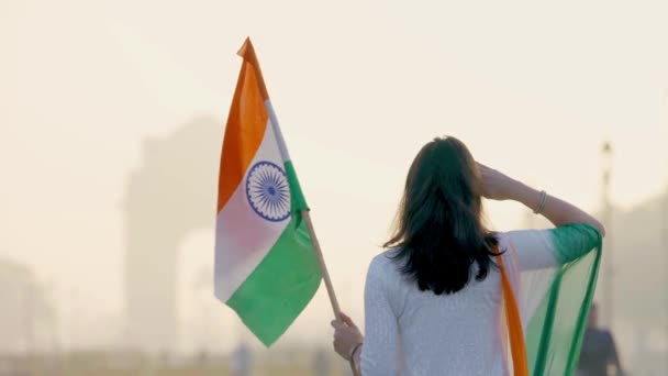 骄傲的印度姑娘手持印度国旗在印度大门口致意 — 图库视频影像