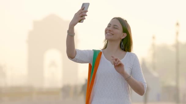 Happy Indian Girl Taking Selfies India Gate India Wear — Video