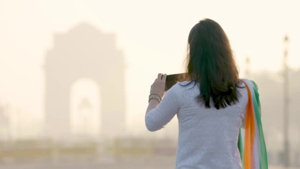 Індійська Дівчинка Клацає Фотографії Воріт Індії Вранці Індійському Вбранні — стокове відео