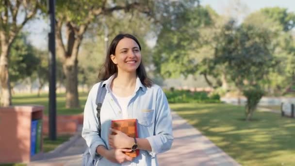 Ευτυχισμένο Ινδικό Κορίτσι Κολέγιο Πόδια Στην Πανεπιστημιούπολη Βιβλίο Και Σημειωματάριο — Αρχείο Βίντεο
