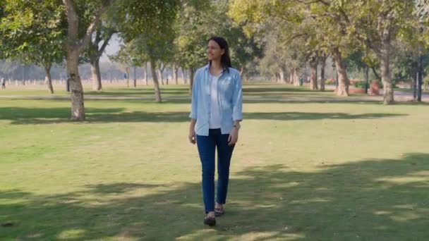 Μια Ινδιάνα Περπατά Μόνη Της Στο Πάρκο Μέρα Μεσημέρι — Αρχείο Βίντεο