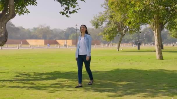 Wanita India Berjalan Taman Sendirian Siang Hari — Stok Video