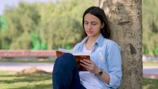 Індійська Дівчинка Після Прочитала Книжку Думала Про Парку Пікнік — стокове відео