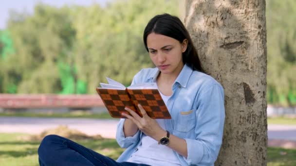 Індійська Дівчинка Читає Книжку Дуже Швидко Цікаво Парку — стокове відео