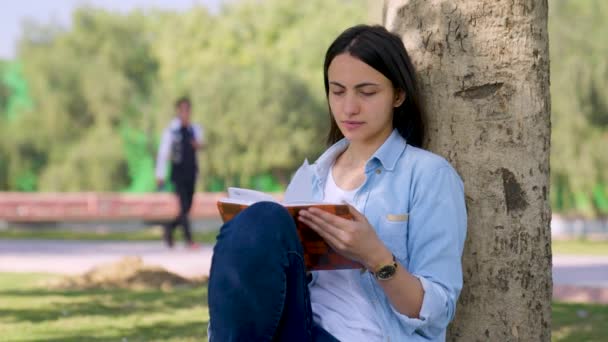 Чудова Індійська Дівчинка Читає Книжку Парку Вдень — стокове відео