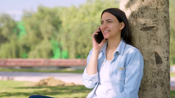 Indian Girl Talking Someone Mobile Phone Park — Vídeos de Stock