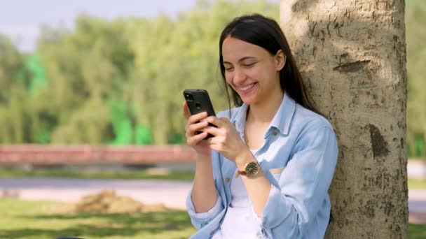 快乐的印度女孩在用手机聊天 — 图库视频影像