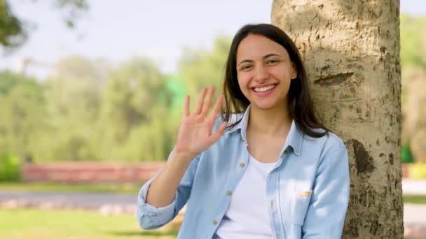 公園で手を振ってカメラに挨拶するインドの女の子 — ストック動画