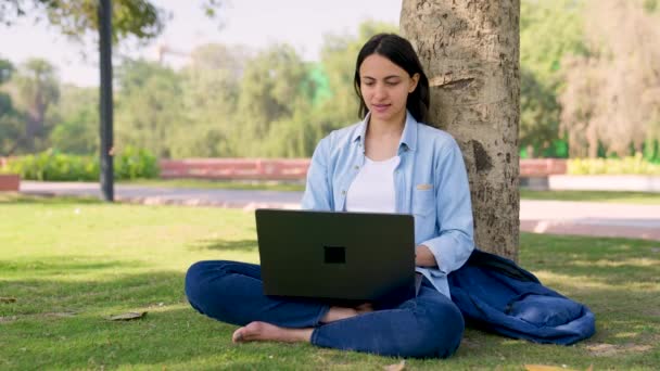 Indian School College Girl Using Laptop Park Daylight — Vídeo de Stock