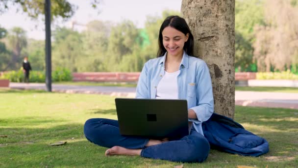 快乐的印度女孩或大学生在公园里使用笔记本电脑 — 图库视频影像