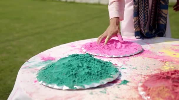 Индиец Берет Розовый Гуляльный Цвет Тарелки — стоковое видео
