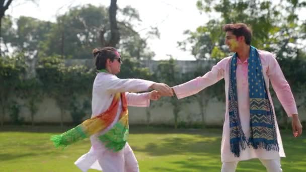 Pria India Menikmati Pesta Holi — Stok Video
