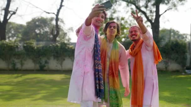 Indian Men Clicking Pictures Holi Festival Traditional Wear — Vídeos de Stock