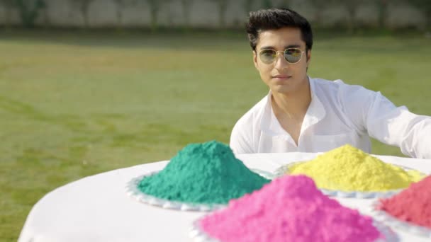 Δροσερός Ινδός Κοιτάζει Χρώματα Ένα Φεστιβάλ Holi — Αρχείο Βίντεο