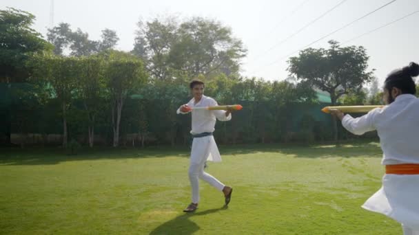 印度男人用水枪玩Holi — 图库视频影像