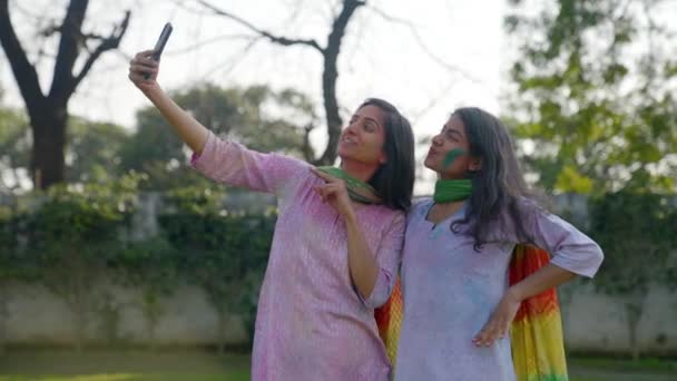 Индийские Женщины Щёлкают Картинками Фестивале Holi — стоковое видео