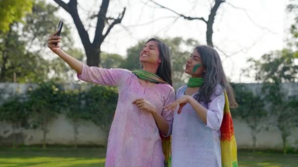 Ινδές Τραβάνε Φωτογραφίες Φεστιβάλ Holi — Αρχείο Βίντεο