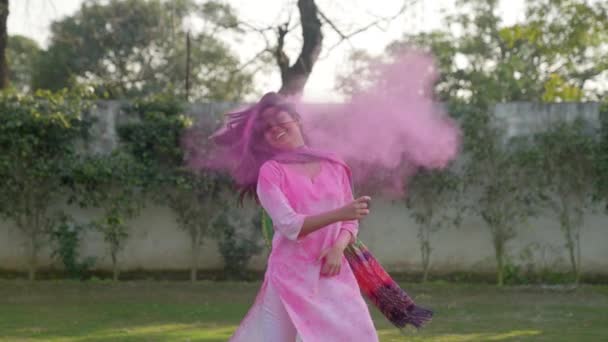 Индийская Девушка Цвета Холи Волосах Покачивая Головой — стоковое видео