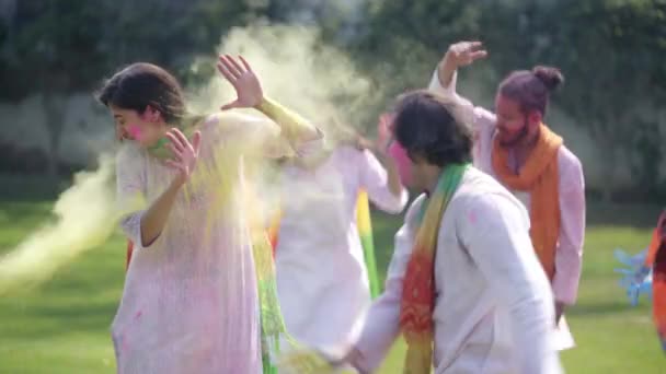 Ινδός Ρίχνει Holi Χρώματα Στο Σύντροφό Του — Αρχείο Βίντεο
