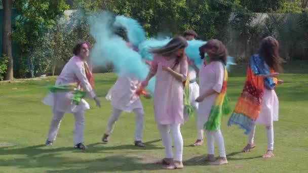 Indian People Throwing Holi Colors Each Other — Stok video