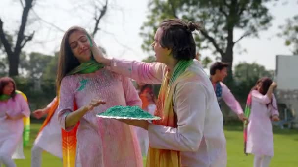Симпатичная Индийская Пара Накладывающая Цвета Холи Друг Друга — стоковое видео