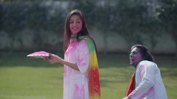 Indian Man Surprises His Wife Holi — Video