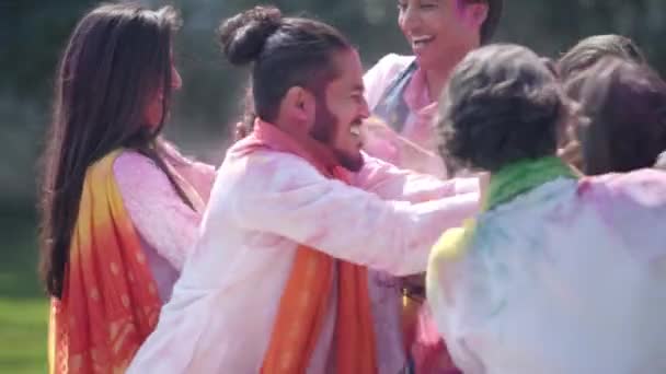 Индийцы Играют Холи Разными Цветами — стоковое видео