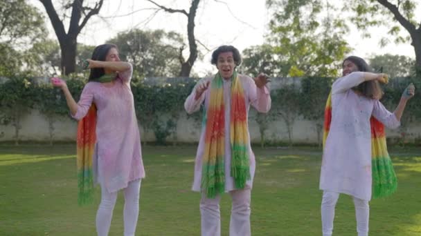 Indian Women Throwing Holi Colors Man — Vídeo de Stock
